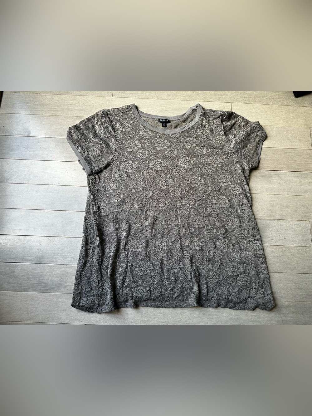 Women’s Torrid Gray Sheet Floral Lace Crew Neck Short Sleeve T Shirt Casual Sz 2